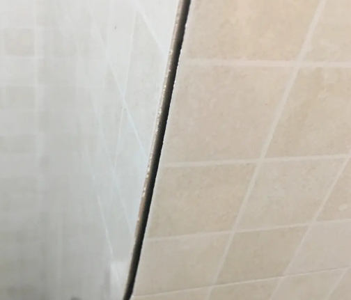 余江瓷砖空鼓维修公司分享阳台瓷砖脱落的修复过程可以分为以下几个步骤