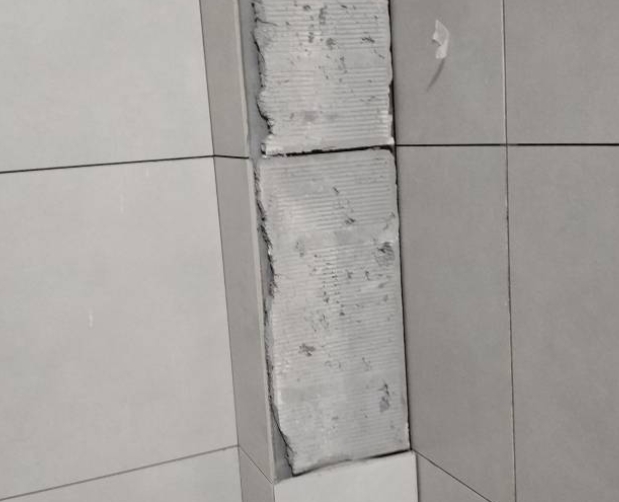 余江瓷砖空鼓维修公司分享下瓷砖施工前基层浇水润湿程度不足，可能导致以下问题